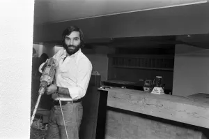 Georg Best öffnet einen neuen Bar, der am 8. August 1975 eröffnet wurde