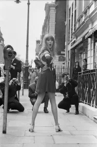 Drucke von Pattie Boyd kehrt zur Modellkarriere zurück für die erste Mal seit ihrer Ehe mit George Harrison, London. Sie ist in Brook Street, Mayfair, London zu sehen Mode Drucke: Pettie Boyd kehrt zu Modellieren zurück für die erste Mal seit ihrer Ehe mit George Harrison