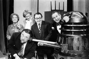 Drucke von In einer aufgenommenen Sendung des berühmten BBC-Radioprogramms Twenty Questions war die Geheimstimme ein Dalek. Die Aufzeichnung der Sendung, die 750te!, geht am 30. Mai aus 1200bis1299 Drucke: 'Bei einer aufgezeichneten Sendung des berühmten BBC-Radioprogramms Twenty Questions'.