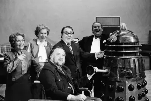 Drucke von In einer aufgenommenen Sendung des berühmten BBC-Radioprogramms Twenty Questions war die Geheimstimme ein Dalek. Die Aufzeichnung der Sendung... das 750ste! geht am 30. Mai aus 1200bis1299 Drucke: In einer aufgenommenen Sitzung des berühmten BBC-Radioprogramms Twenty Questions.