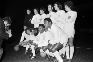 Santos F.C., einschließlich ihres Spielers Pelé, ist im Villapark für einen Match gegen den Aston gezeigt