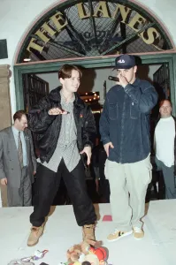 P.J und Duncan wurden bei einem Event im Jahr 1994 in Sheffield fotografiert