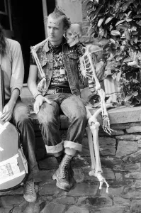 Die Besetzung von The Young Ones dreht sich auf dem Drehort an der Codrington Street in Bristol