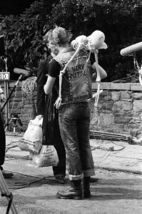 Die Besetzung von The Young Ones dreht sich auf dem Standort an der Codrington Road in Bristol