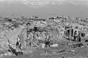 Schachtelstadt an der östlichen Grenze von Teheran, wo offene Abwassergräben vor Häusern aus Lehm laufen