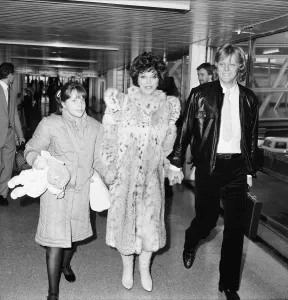 Joan Collins, Schauspielerin mit Ehemann Ron Kass und Tochter Katyana Kennedy Kass