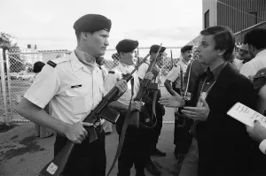 Die Olympischen Spiele von 1976 im Sommer in Montreal, Kanada. Aufgenommen sind die Soldaten vor dem Eingang des Presserings