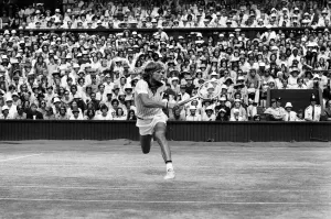 Drucke von Wimbledon-Championships 1976, Männer-Singles-Finale. Björn Borg gegen Ilie Năstase. Aufgenommen: Björn Borg im Spiel. 3.Juli 1976 Spiegel-Archiv Drucke: Wimbledon-Championships 1976, Männer-Singles-Finale. Björn Borg gegen Ilie Năstase