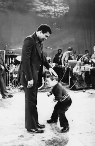 "Mohammed Ali kämpft gegen den Wunderkind-Kenny-Baker- Miniaturmenschen am 15. Januar 1979."