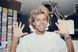Pat Sharp (geboren als Patrick Sharpin, 25 Oktober 1961) ist ein englischer Radiomoderator