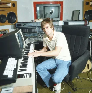 Mike Oldfield, gezeichnet zu Hause in Denham, Buckinghamshire