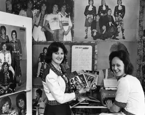 Drucke von Pop Musikfans Joy Lynch (gegenwärtig 16 Jahre alt) und Julie Franks (gegenwärtig 15 Jahre alt) (links rechts NICHT bestätigt) mit ihrer Sammlung von Büchern, Plakaten Pop-Art Drucke: Fans der Popmusik, Joy Lynch (geboren im Alter von 16 Jahren)