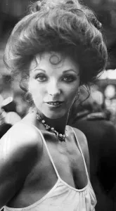 Joan Collins bei der Premiere von The Stud - April 1978