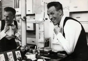 Bruce Forsyth in seinem Spiegel vor dem Talk of the Town