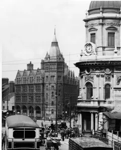 Szenen auf der Humberbrücke im OstYorkshire mit dem Prüdenzturm am Queen-Victoria-Platz