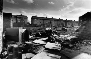 Die Szene der Depravation am Moss Croft-Estate in Huyton, Merseyside am 7. April 1991