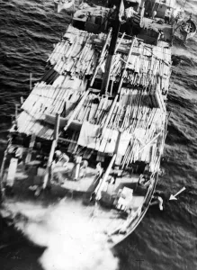 Der erste Sprengkörper, der in einem Angriff durch Bomber von der Mittelmeerflotte auf ein