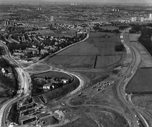 Drucke von Die Linie des neuen Abschnittes der M57 zwischen Prescott (links) und Knowsley (rechts), Osterstraße in Prescot ist auf dem Bild links zu sehen 1500bis1599 Drucke: Die Linie der neuen Abschnitt des M57 zwischen Prescot (links) und Knowsley (rechts)