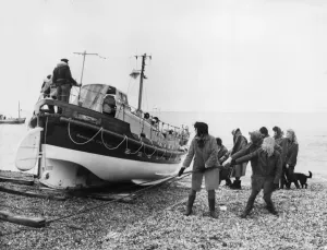 RNLI Drucke: Die Lady-Launcher von Dungeness, Kent, haben - nach Tradition - seit Generationen.