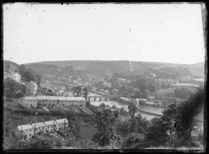 UK Coastal Towns Drucke: Looe, general view looking downstream