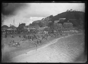 Ost-Looe Strand und Seestraße mit vielen Menschen