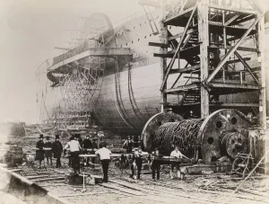 Drucke von Ein Schwarz-Weiß-Foto, das die SS Great Eastern während der Bauzeit in London um ca. 1856 zeigt. Ein Blick auf die Seeseite des Schiffes nach vorn Dampfschiff Drucke: Die SS Great Eastern im Bau.