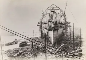 Drucke von Ein Schwarz-Weiß-Foto der SS Great Eastern während ihrer Bauzeit in London um ca. 1856. Ein Blick auf die Bugpartie des Schiffes mit dem Rumpf fast fertiggestellt Dampfschiff Drucke: Die SS Great Eastern im Bau.