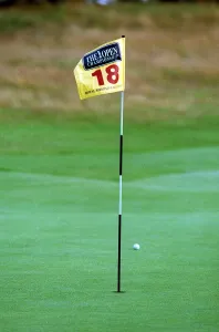 General View Of A Golf Course Drucke: The 18th Flag