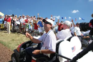Paul Azinger mit der Menge