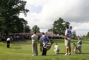 General View Of A Golf Course Drucke: Players Putt Out