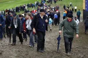 Spectatoren im Matsch 2010 Ryder Cup, Celtic Manor Resort, Newport, Wales