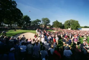 General View Of A Golf Course Drucke: Spectators Surround The 18th