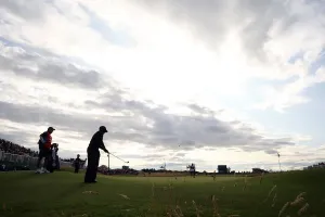 Tiger Woods schlägt auf die 18te Grün