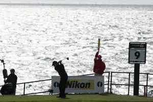 Tom Watson Golf Drucke: Tom Watson On The 9th Tee