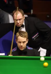 Ali Carter und Schiedsrichter