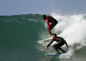 Rasool Hendricks und andere Surfer in Jeffreys Bay, Südafrika