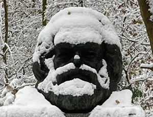 Grab von Karl Marx im Schnee, Highgate Friedhof, London 2022