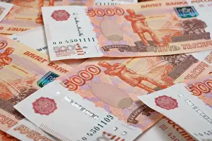 5000 Rubel Hintergrund. Russische Banknoten aus verschiedenen Winkeln.