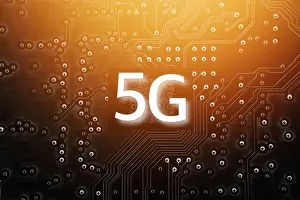 5G-Mobil-Chip auf Computerplatine im Hintergrund. Kopierbereich und Technologie-Konzept.