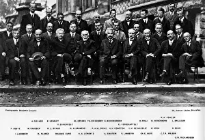 Drucke von Die fünfte Solvay-Konferenz von 1927 Die Internationalen Solvay-Institute für Physik und Chemie in Brüssel führten die erste Weltkonferenz der Physik im Jahr 1911 ein und begann sie alle drei Jahre Erster Weltkrieg Drucke: Fünfte Solvay-Konferenz von 1927