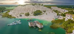 Verlassener Steinbruch zur Lagerung von Lizenstein. Schöne Natur, Attraktion in Estland