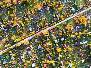 Vergleichendes Muster von Pflanzengärten im städtischen Bereich. Farbenfrohe Blätterwuchs im Herbst. Aufsichtsdrone-Ansatz aus der oben herunter