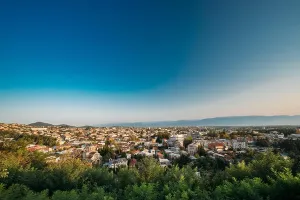 Kutaisi, Georgien Stadtlandschaft im sonnigen Herbstabend