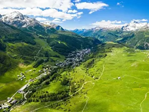 Ein luftgestütztes Panorama von Madesimo im Frühjahr. Die Gemeinde Valchiavenna und die Regionen der Valle Spluga sowie des Vierwaldstätterlandes in der Provinz Sondrio gehören zu den geografischen Zentren dieses Gebiets, das sich über mehrere Bezirke erstreckt: dem Bezirk Albola im Nordosten bis zum Bezirk Bormio am südlichen Ende