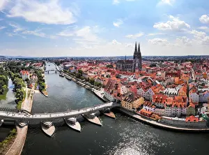 Luftaufnahme der Stadt Regensburg, Deutschland. Donau, Architektur, Dom St. Peter und Steinerne Brücke von Regensburg.