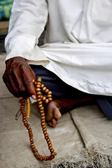 Ein muslimischer Afrikaner hält Gebetsperlen in Abidjan, Elfenbeinküste