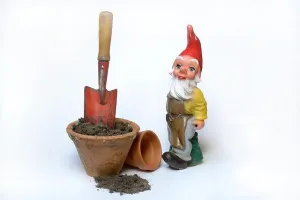 Gartenzwerge und Gartutensilien aus Deutschland