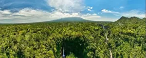 Bewundernde Aussicht über das Kapas Biru-Wasserfall im Osten von Java
