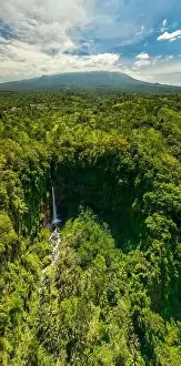 Bewundernde Aussicht zum Kapas Biru-Wasserfall im Osten von Java