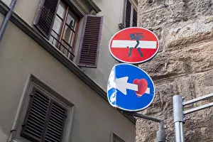Drucke von Ein Engel trägt ein 'Nicht Eingehen' Schild, geschaffen vom Künstler Clet, in Florenz, Italien Straßenkunst Graffiti Drucke: Ein Engel trägt ein Verbotsschild, geschaffen vom Künstler Clet, in Florenz, Italien.